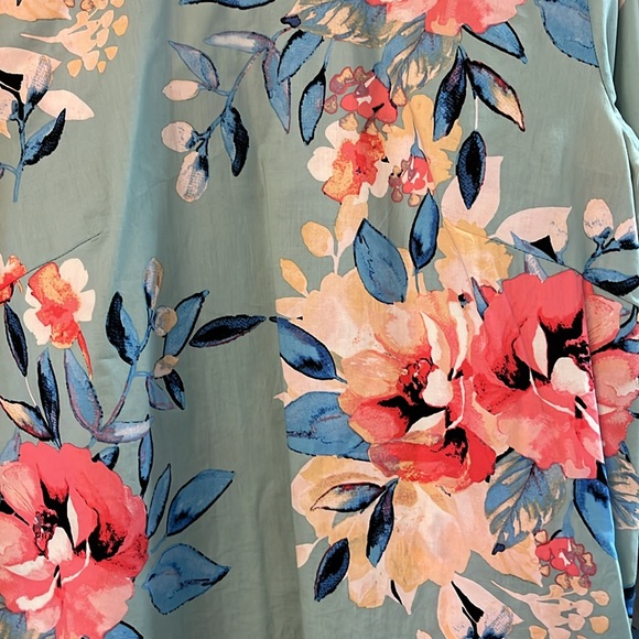 Beautiful Floral Blouse with ties at the wrist - Picture 3 of 8